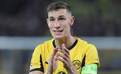 Fokus Cari Bek Kiri Tengah, Bintang Dortmund Masuk Radar Barcelona