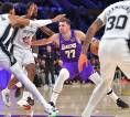 Lakers Bangkit di Kuarter Keempat untuk Menang Atas Spurs