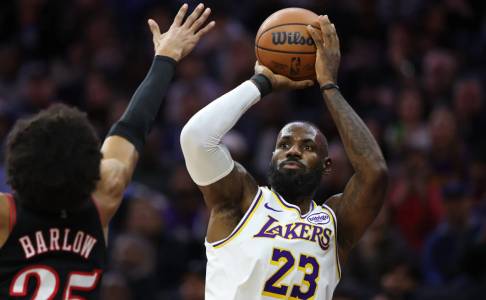 LeBron James Bangkit di Kuarter Akhir, Antar Lakers Menang atas Sixers