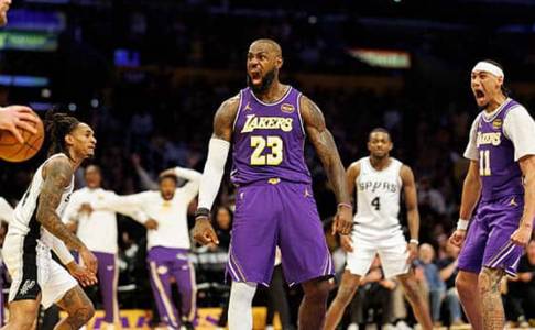 LeBron James Bicara soal Slam Dunk di Depan Muka Luke Kornet