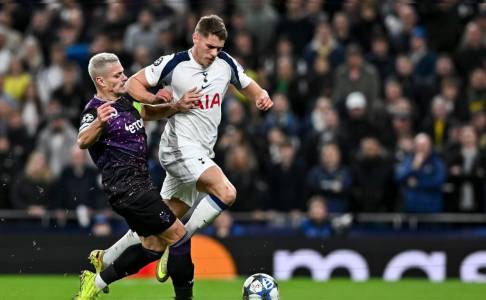 Real Madrid Pimpin Perburuan Servis Defender Tottenham