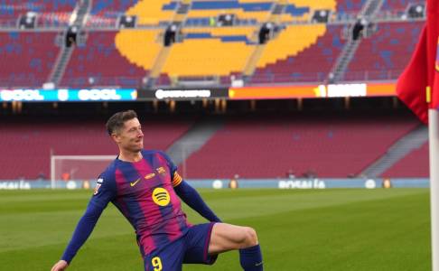 Robert Lewandowski Ingin Bertahan di Barcelona
