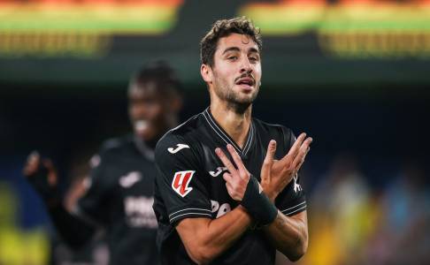 Santi Comesana Tidak Takut Menghadapi Barcelona