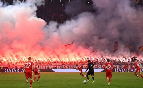 Suporternya Sering Berulah, Bayern Munich Berencana Tutup Tribun