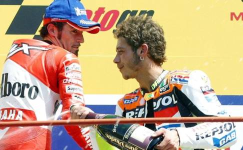 Valentino Rossi Pernah Nyaris Baku Hantam dengan Max Biaggi Jelang Podium