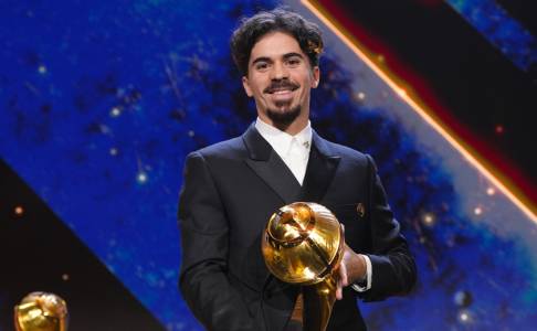 Vitinha Raih Gelar Gelandang Terbaik di Globe Soccer Awards