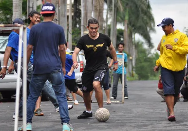 Gonzales dan Meiga Juga Main Bola di Jalan