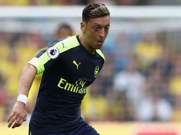 Berita Liga Inggris: Shkodran Mustafi Diharapkan Makin Membuat Mesut Ozil Betah di Arsenal