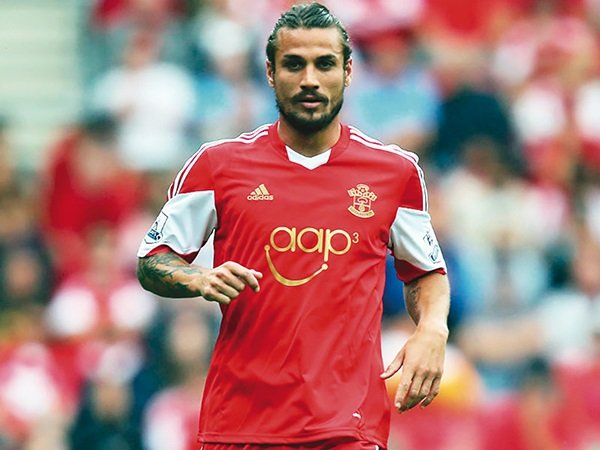  Berita Liga Inggris: Eks Striker Southampton Ini Pilih Pensiun Buat Jadi Musisi Rock, Siapa? 