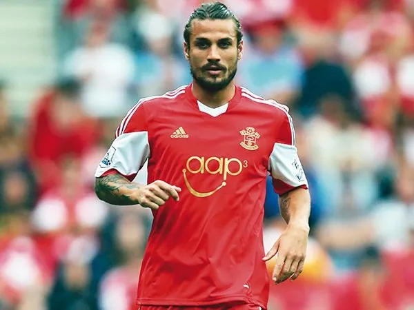 Berita Liga Inggris: Eks Striker Southampton Ini Pilih Pensiun Buat Jadi Musisi Rock, Siapa?