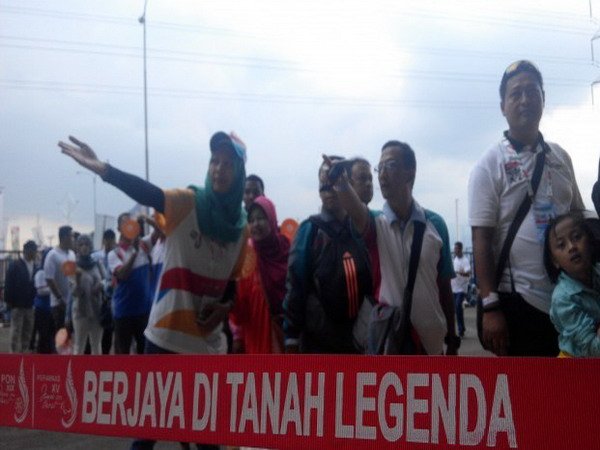 Berita PON XIX 2016: Jelang Pembukaan PON, Ribuan Warga Antre Masuk Stadion Gelora Bandung Lautan Api