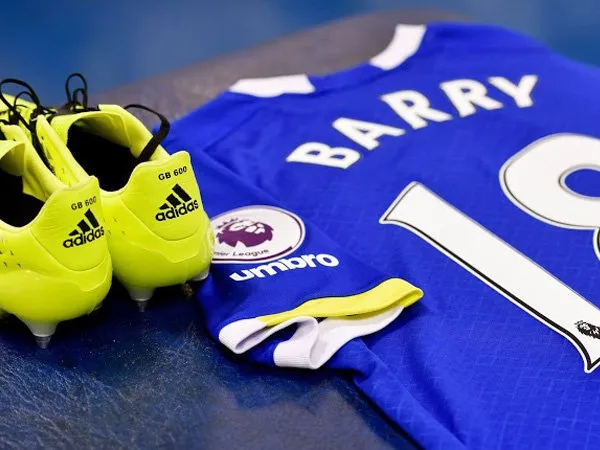 Ragam Sepak Bola: Sentuhan Khusus Pada Sepatu Gareth Barry di Penampilan Ke-600 di Premier League