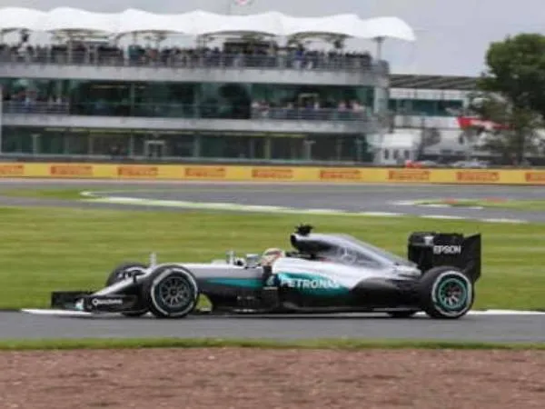 Berita F1: Alami Kerusakkan Mesin, Lewis Hamilton Mundur Dari GP Malaysia