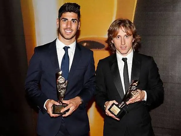 Berita Liga Spanyol: Bangganya Duo Real Madrid Terima Penghargaan La Liga 2015-16