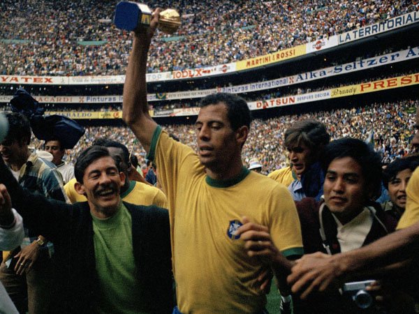 Berita Sepak Bola: 'Kapten Terbaik Brasil' Carlos Alberto Tutup Usia
