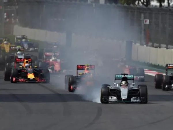 Berita F1: Daniel Ricciardo Heran Lewis Hamilton Tidak Terkena Penalti