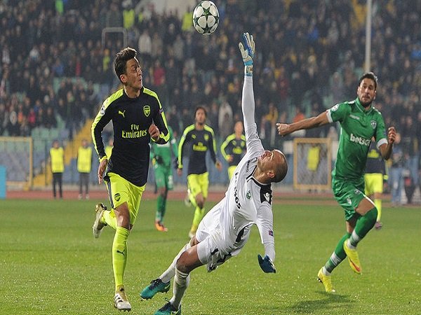 Berita Liga Inggris: Ozil Disebut Sebagai The Next Dennis Bergkamp, Ini Respon Wenger