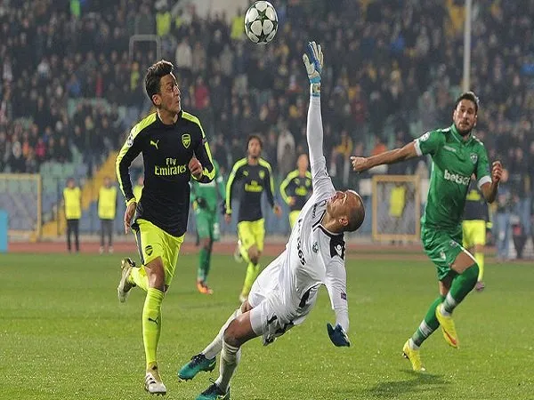 Berita Liga Inggris: Ozil Disebut Sebagai The Next Dennis Bergkamp, Ini Respon Wenger