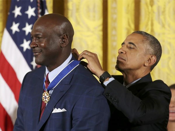 Berita Basket: Terima Medal of Freedom, Michael Jordan Terlihat Menahan Air Mata