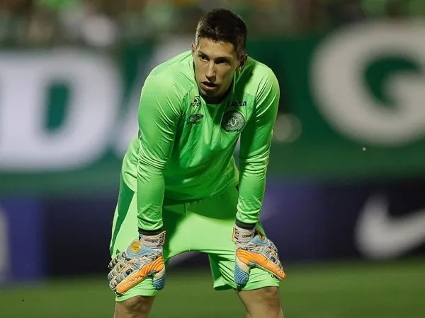 Berita Sepak Bola: Selamat dari Kecelakaan Pesawat, Kaki Kiper Chapecoense Harus Diamputasi