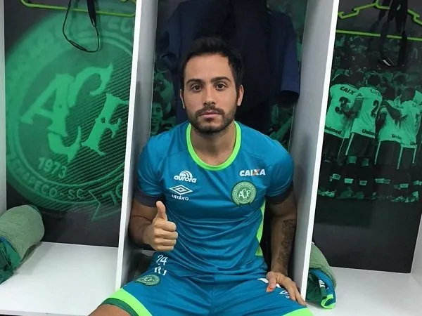 Berita Sepak Bola: Cedera, Striker Chapecoense Ini Selamat dari Kecelakaan Pesawat