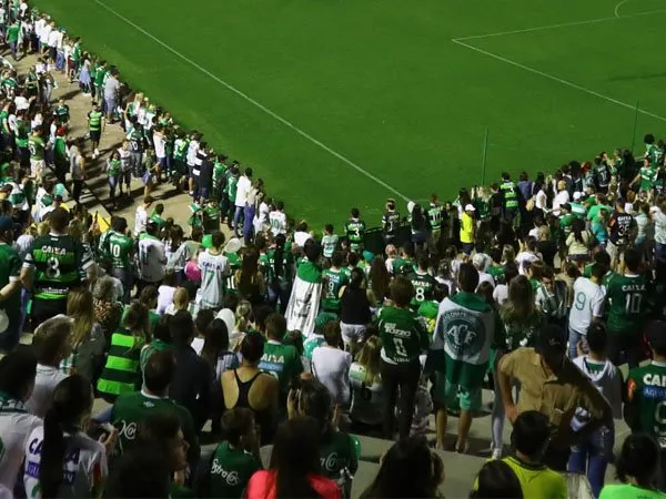 Berita Sepak Bola: Penuhi stadion, fans Atletico Nacional berikan penghormatan kepada Chapecoense