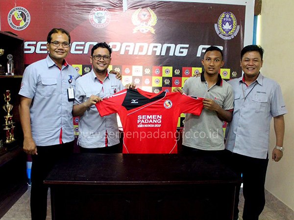 Berita Sepak Bola Nasional: Resmi! Semen Padang Kontrak Penyerang Baru