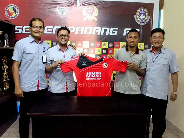 Berita Sepak Bola Nasional: Resmi! Semen Padang Kontrak Penyerang Baru