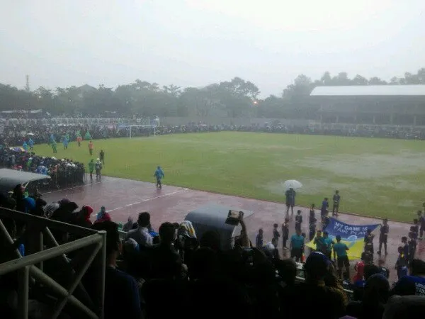 Berita Sepak Bola Nasional: Cuaca Tidak Bersahabat, Uji Coba Persib di Tasik Cuma Berjalan 5 Menit