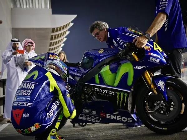 Berita MotoGP: Hasil Tes Qatar Berbanding Terbalik, Rossi Curigai Garasi Vinales