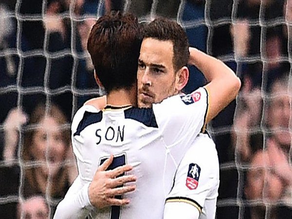 Berita Liga Inggris: Heung Min-Son Senang Bisa Bantu Terciptanya Gol Pembuktian Janssen