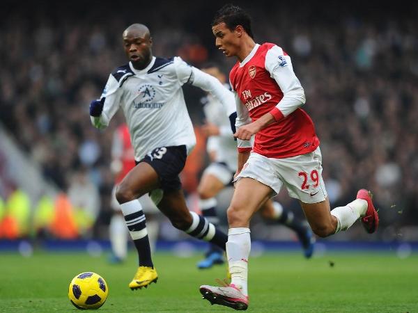 Berita Sepak Bola Nasional: Eks Striker Arsenal Mendekat ke Persib?