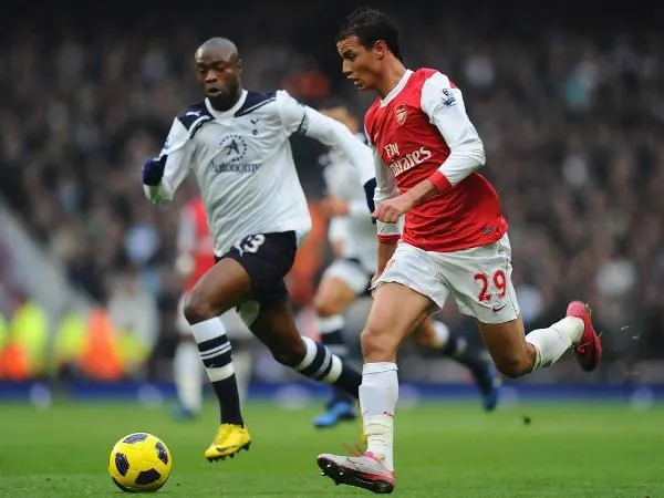 Berita Sepak Bola Nasional: Eks Striker Arsenal Mendekat ke Persib?