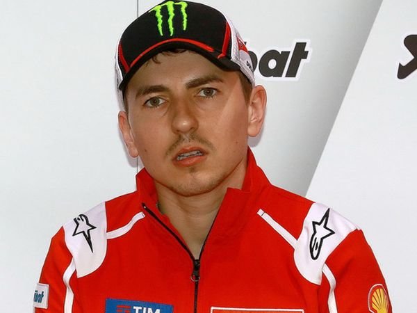 Berita MotoGP: Tampil Kompetitif di Usia 38 Tahun, Rossi Bikin Lorenzo Terkesan