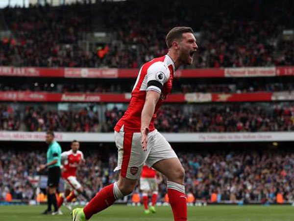 Berita Liga Inggris: Mustafi Sebut Arsenal Dibayangi Spekulasi Masa Depan Wenger