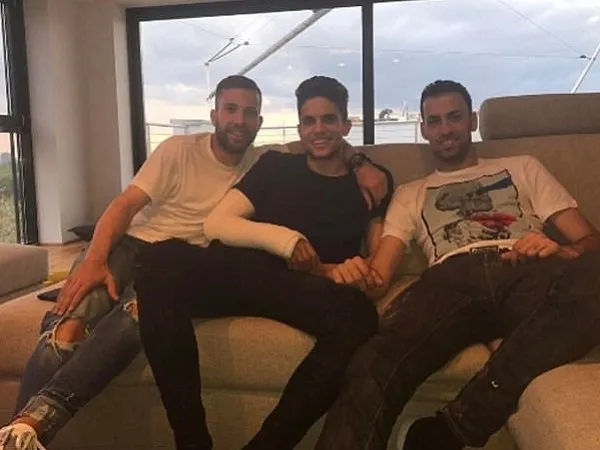 Berita Liga Jerman: Dua Pemain Barcelona Kunjungi Marc Bartra