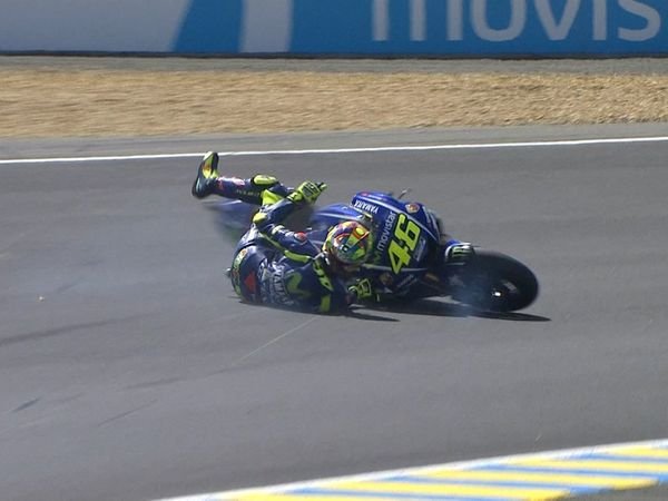 Berita MotoGP: Ngotot Kejar Vinales, Rossi Terjungkal di Penghujung Race Le Mans