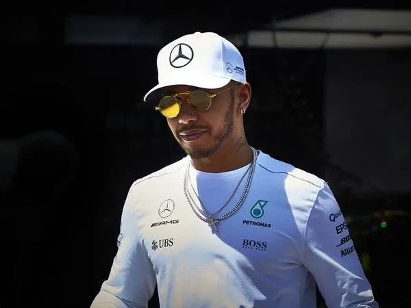 Berita F1: Lewis Hamilton Merasa Terlalu Tua untuk Banting Setir ke MotoGP