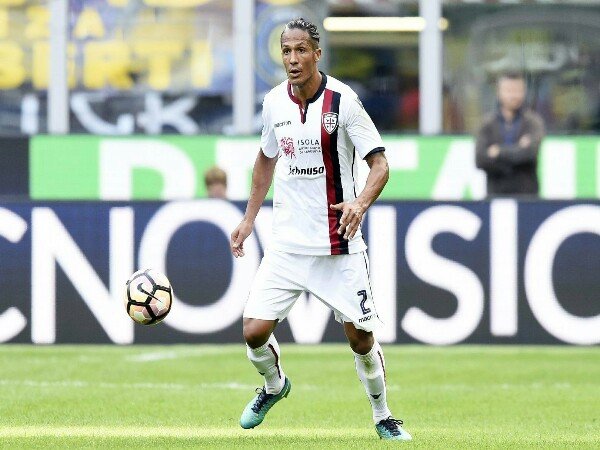 Berita Transfer: Cagliari: Selamat Tinggal Alves, Semoga Sukses