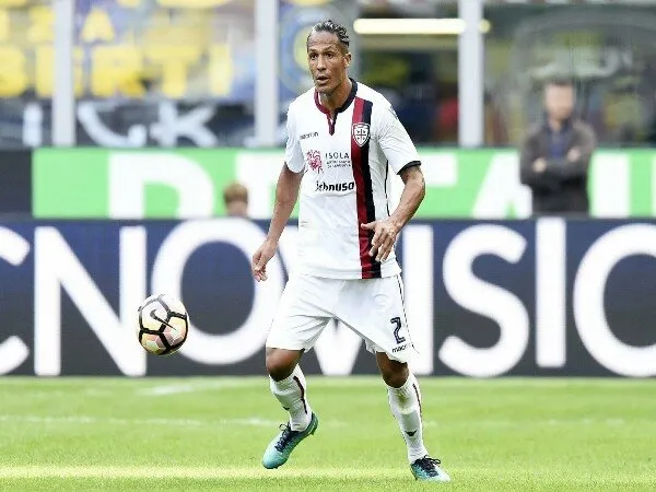 Berita Transfer: Cagliari: Selamat Tinggal Alves, Semoga Sukses