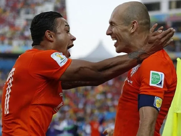 Berita Sepak Bola Internasional: Depay Bantah Berselisih dengan Robben