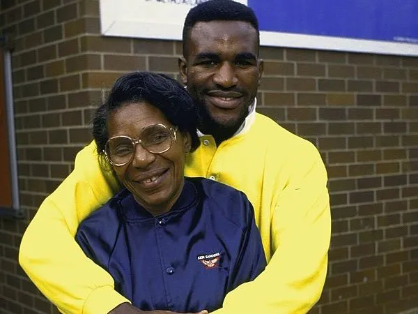 Ragam Tinju: Jelang Masuk Hall of Fame, Evander Holyfield Kenang Jasa Ibunda