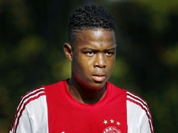 Berita Transfer: Wonderkid Ajax Resmi Jadi Pemain Baru Pertama Chelsea Musim Panas Ini