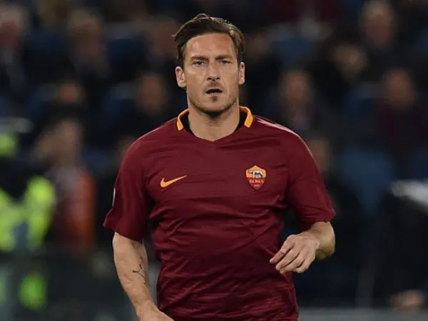 Ragam Sepak Bola: Bertahan di Roma atau Hengkang ke Jepang, Pilih Mana Totti?