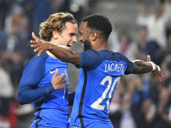 Berita Liga Inggris: Lagi, Griezmann Beri Selamat ke Lacazette Usai Cetak Gol Debut