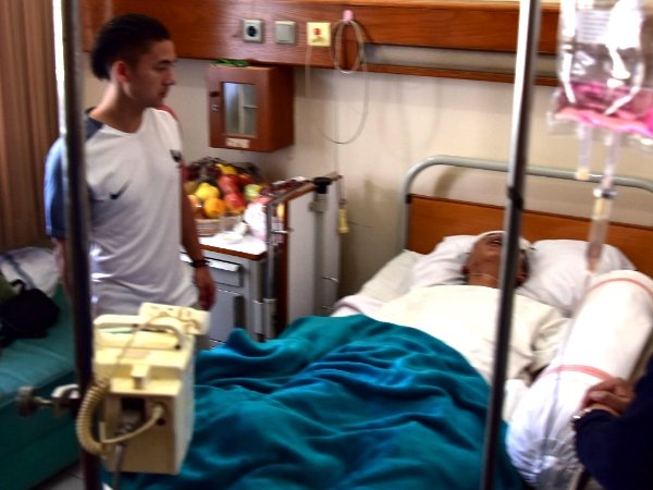 Berita Liga 1 Indonesia: Kim dan Rombongan Persib Jenguk Bobotoh Korban Pemukulan