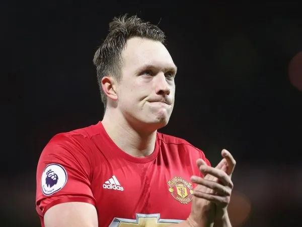 Berita Liga Inggris: Setelah Eric Bailly, Giliran Phil Jones Dijatuhi Sanksi