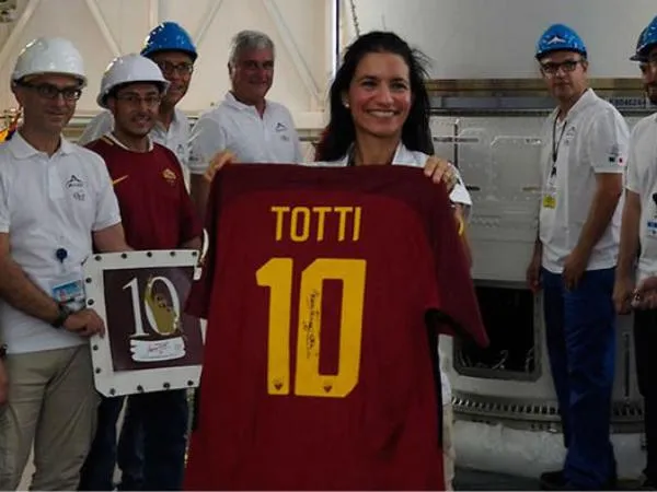 Berita Liga Italia: Jersey Totti Dikirim ke Luar Angkasa