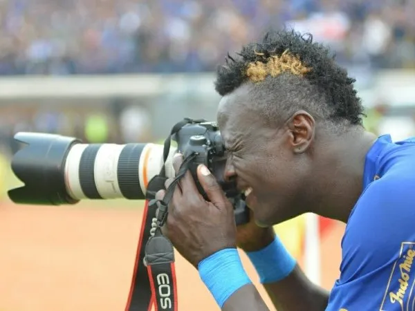 Striker Persib, Ezechiel Rayakan Gol Dengan Curi Kamera Fotografer