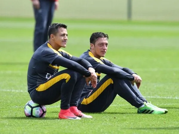 Komentari Transfer Gibbs, Wenger Kirim Peringatan Keras untuk Sanchez dan Ozil
